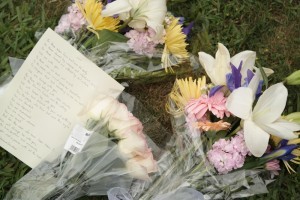 Flowers and a note left for the victims in front of a sorority house in Isla Vista. (Erika Martin / Business Times photo)