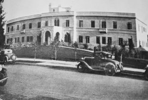 The original Sansum Clinic in 1932 at 317 W. Pueblo St. opposite Cottage Hospital. (Santa Barbara Historical Museum photo)